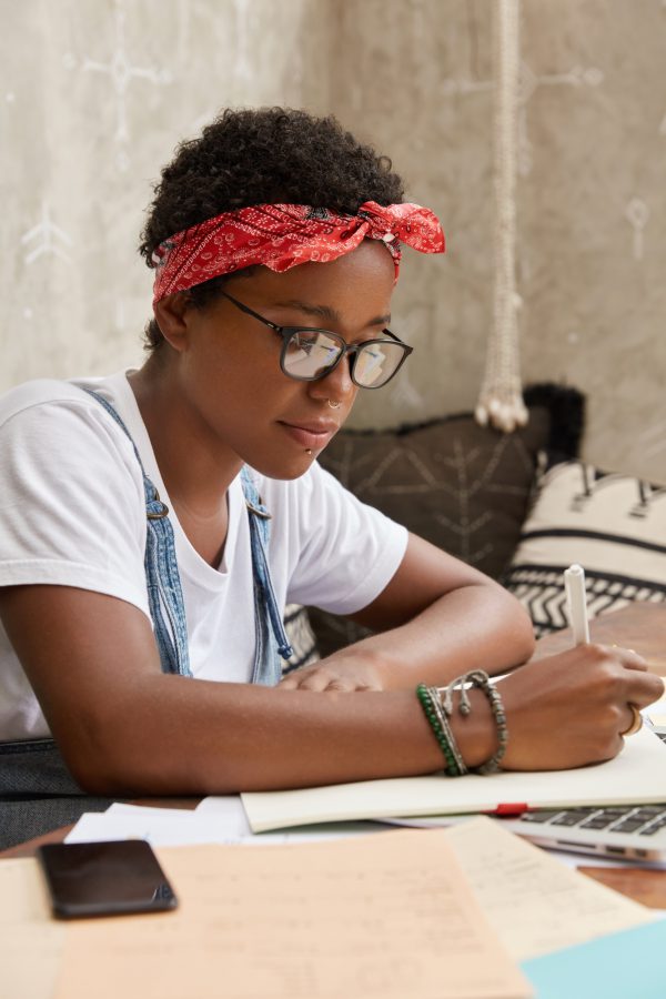 Accompagnement Préparation aux Examens en Anglais, Français et Arabe : Maximisez Votre Réussite Linguistique