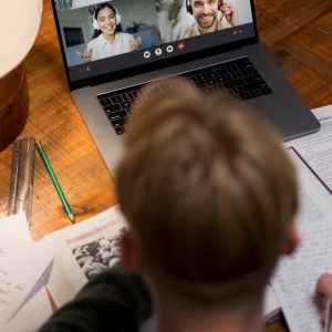 Étudiant engagé participant à un cours en ligne collectif pour perfectionner ses compétences linguistiques avec Possible4Ward.